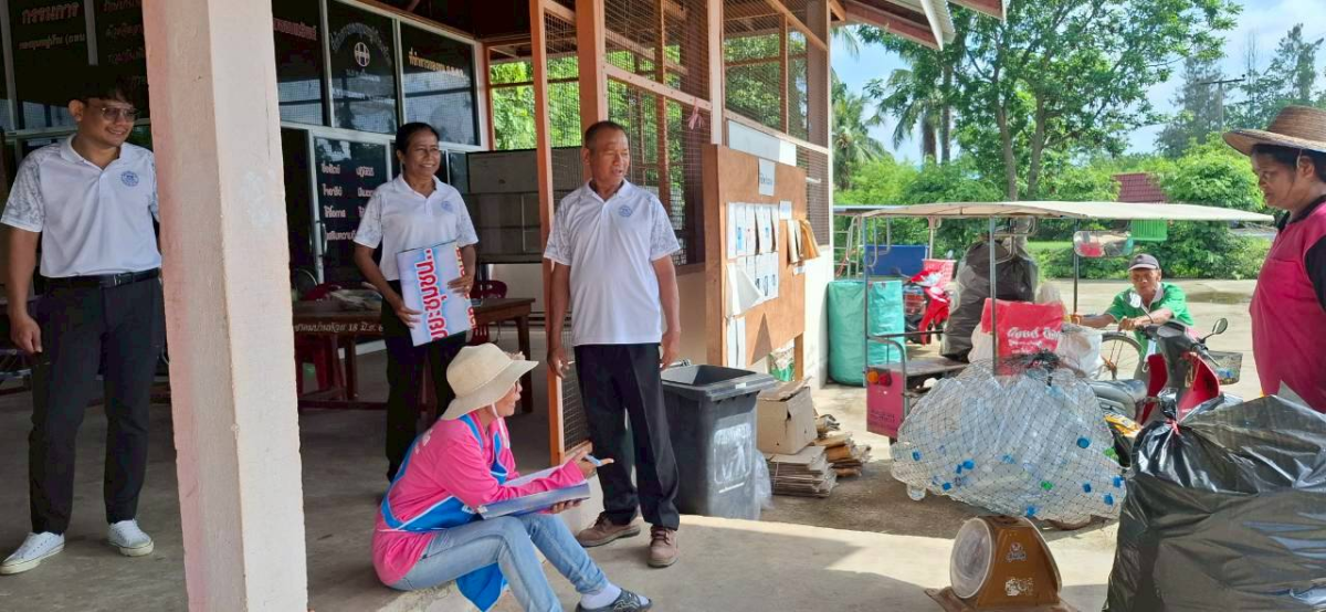 คณะผู้บริหารตรวจเยี่ยมธนาคารขยะชุมชนตำบลเมืองนาท
